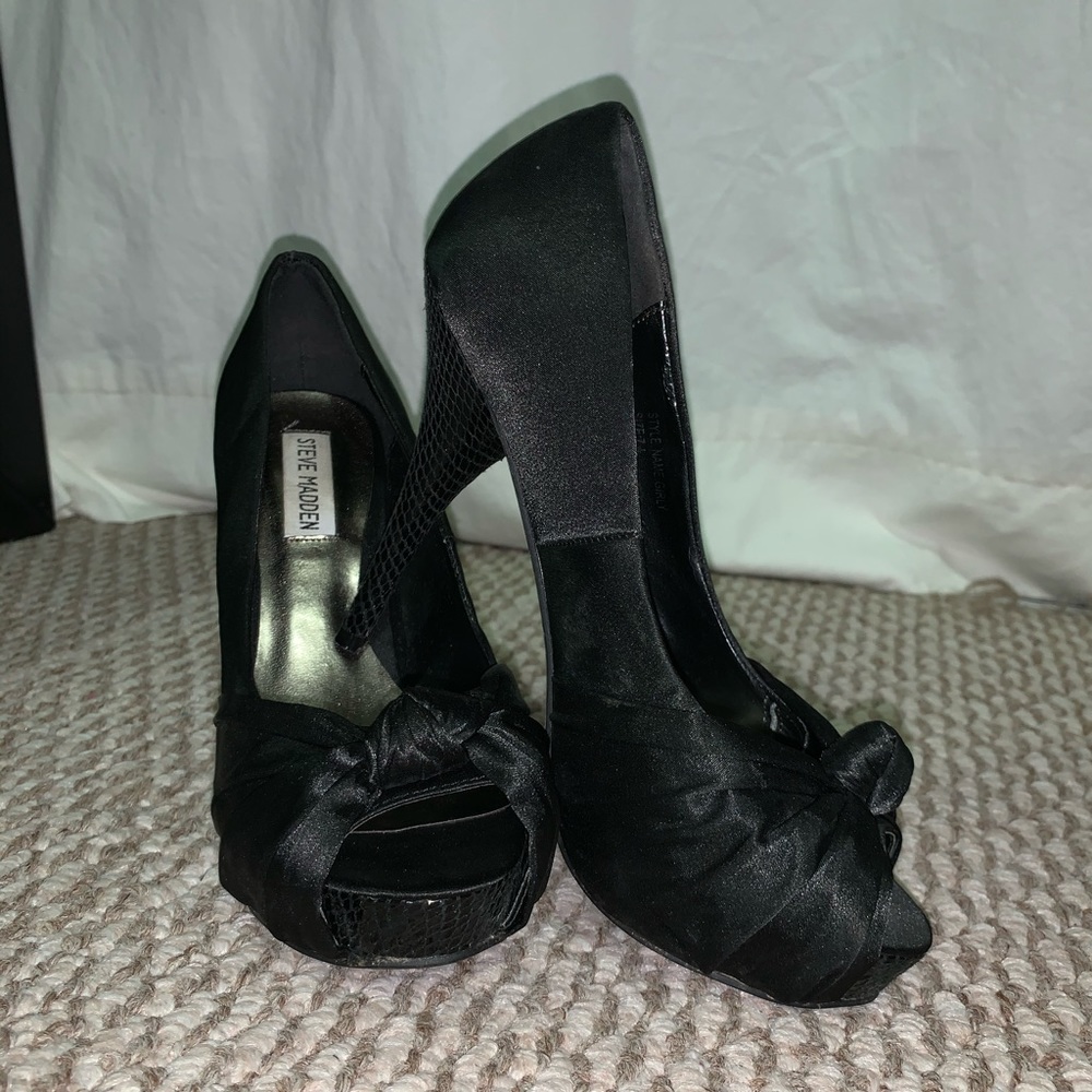BLACK STEVE MADDEN HEELS